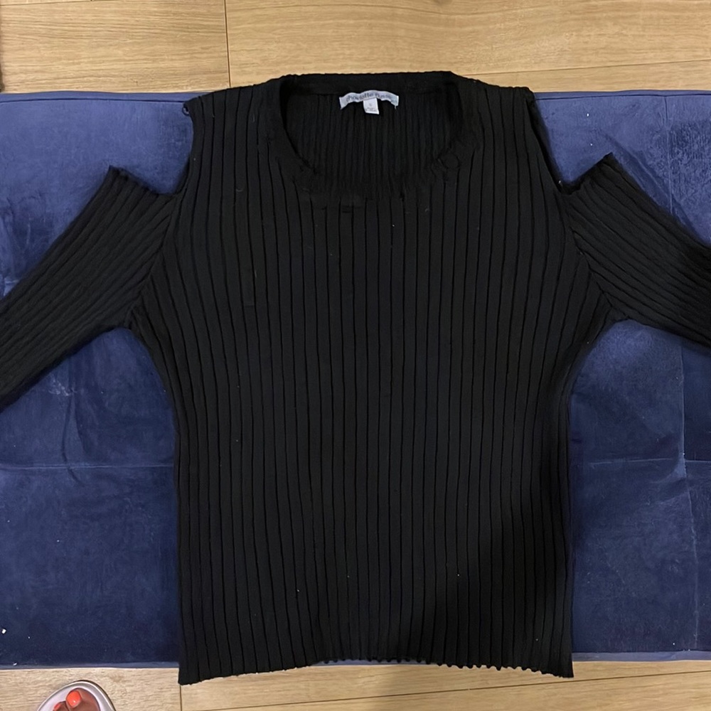 Cold shoulder ribbed top